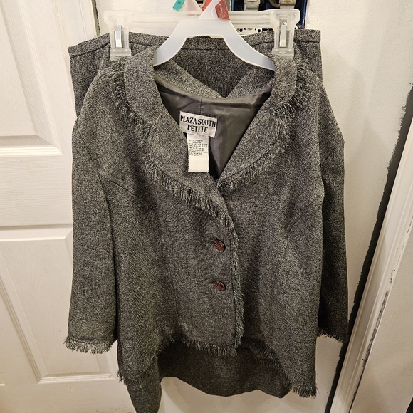 Charcoal Grey 2pc Suit by Plaza South Boutique Sz 6P - Picture 7 of 7